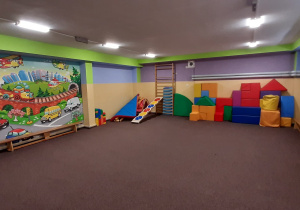 Kolorowa sala zabaw dla najmłodszych uczniów